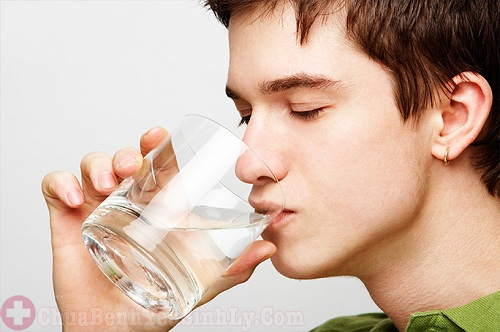 Người bị thận yếu có nên uống nhiều nước không