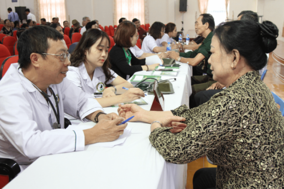 Bác sĩ Lê Hữu Tuấn trực tiếp thăm khám tại chương trình Vì sức khỏe người Việt