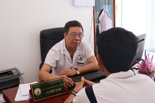 Hình ảnh bác sĩ Lê Hữu Tuấn đang thăm khám cho bệnh nhân
