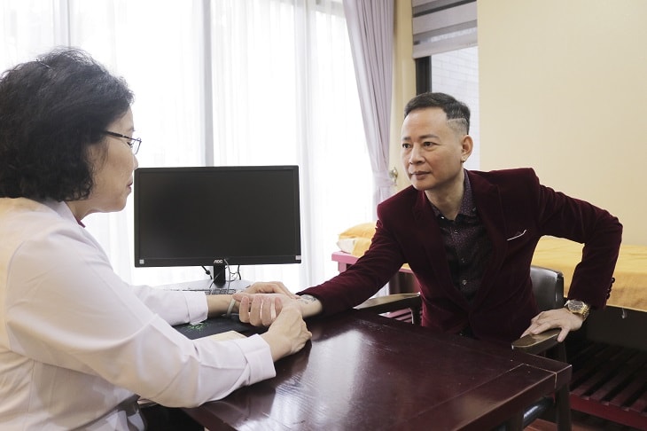 Tại Nhất Nam Y Viện, nghệ sĩ Tùng Dương được bác sĩ Vân Anh trực tiếp thăm khám và điều trị bệnh
