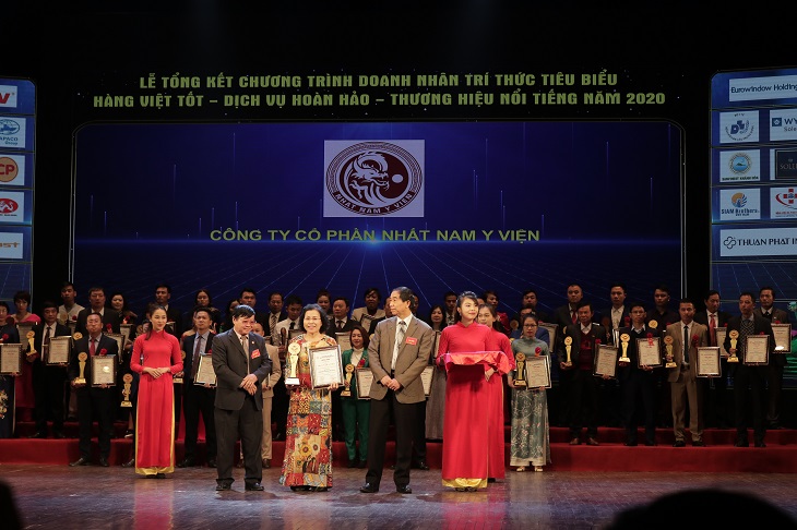 Bác sĩ Nguyễn Thị Vân Anh đại diện đơn vị Nhất Nam Y Viện nhận giải thưởng cao quý